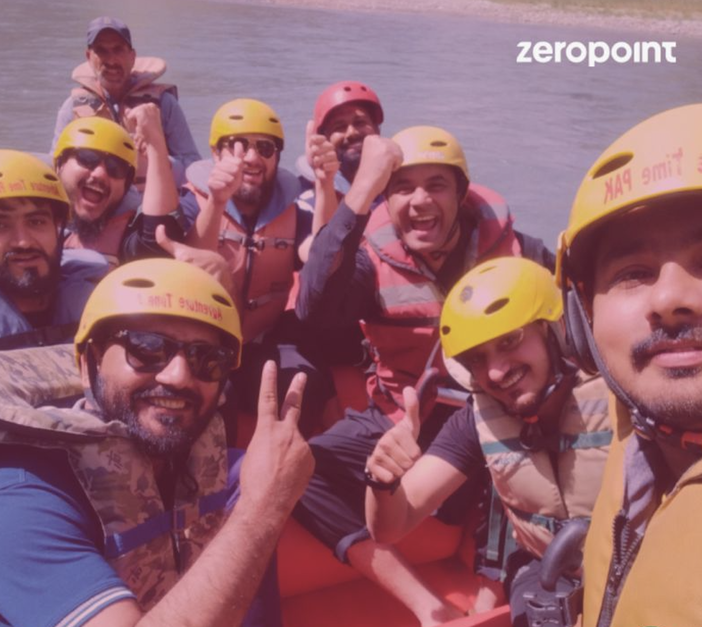 Het Zeropoint team samen op teambuilding