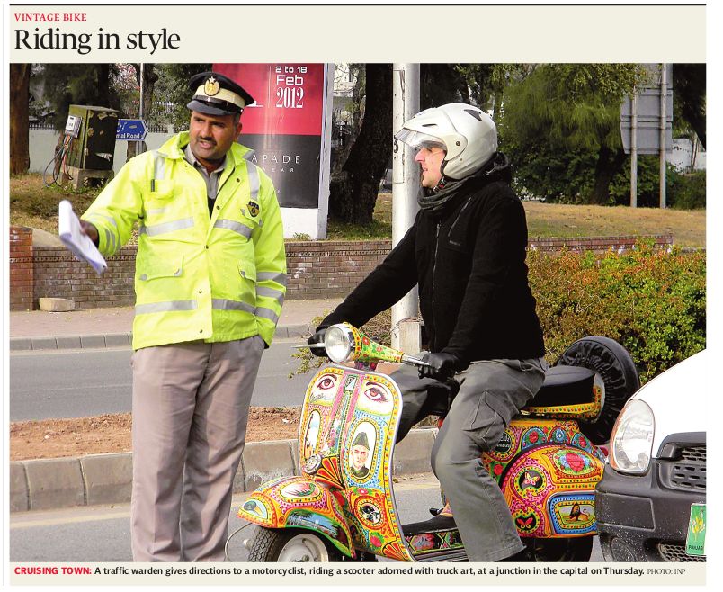 Bart op een Pakistaanse Vespa in de krant